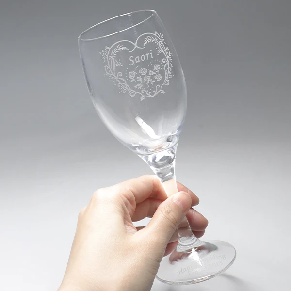 ギフトにおすすめの、オリジナル彫刻入りワイングラス