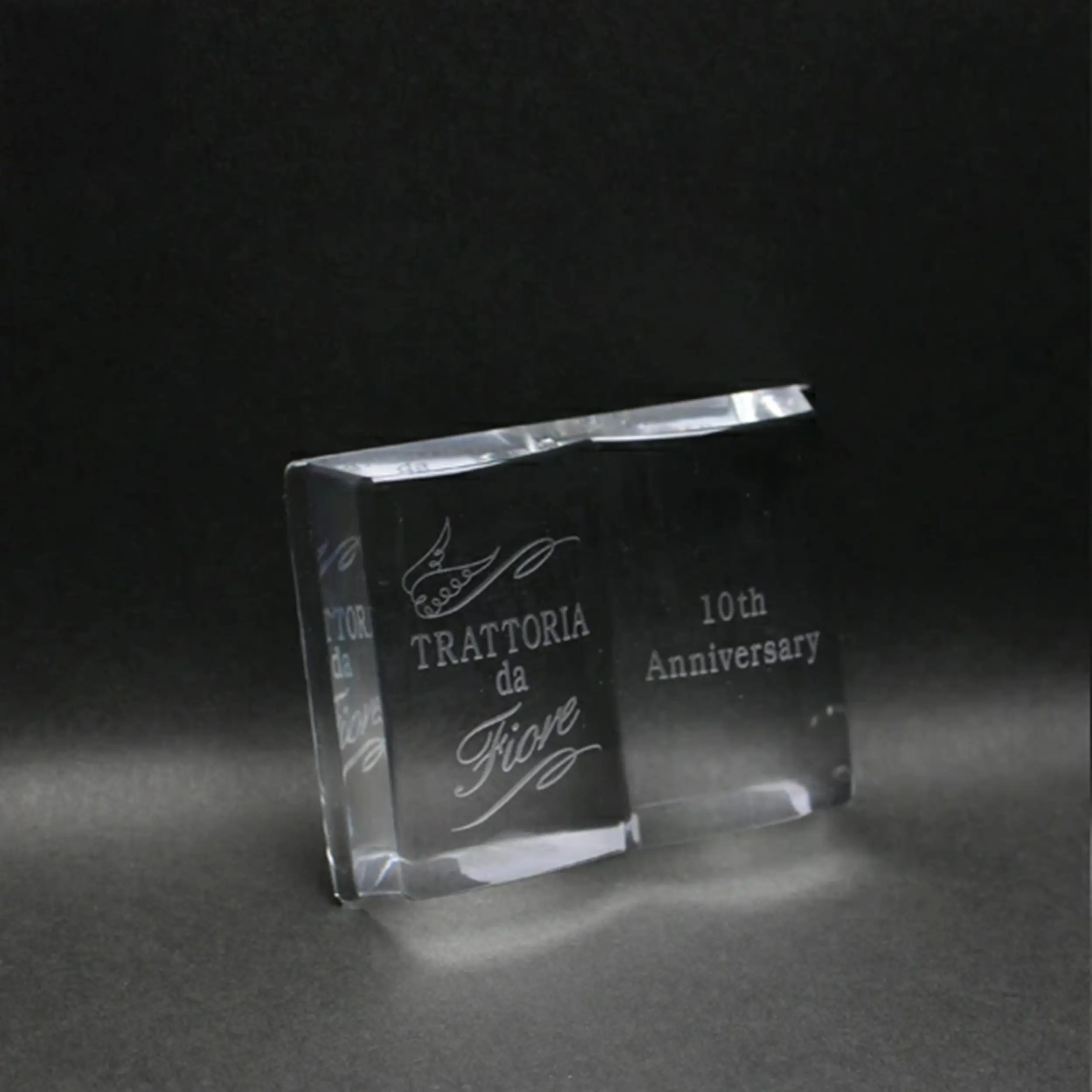 オリジナル彫刻入りのペーパーウェイト