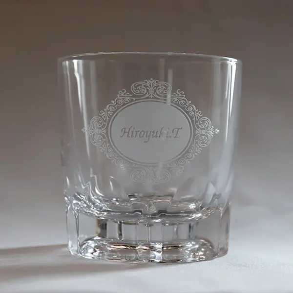 ギフトにおすすめの、オリジナル彫刻入りロックグラス