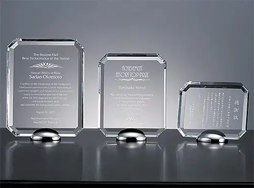 オリジナル彫刻入りのトロフィー