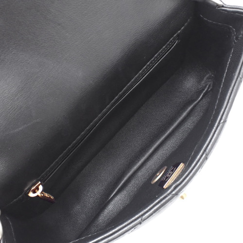 CHANEL 黒 レザー ショルダーバッグ　チャーム付きバック CHANEL 黒 レザー ショルダーバッグ チャーム付きバック