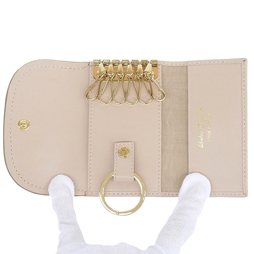 サルヴァトーレフェラガモ キーケース レザー　ベージュ Salvatore Ferragamo ベージュ レザーキーケース