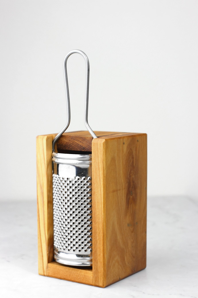 ボックス付チーズ用グラッター アルテレニョ社 イタリア製 (Italian olive cheese grater with box made by Arte Legno) 商品