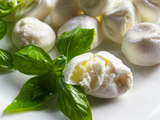 牛乳モッツァレラチーズ ひとくちサイズ イタリア産