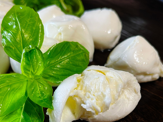 牛乳モッツァレラチーズ ひとくちサイズ イタリア産