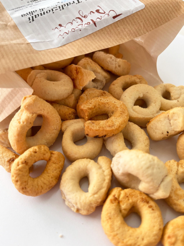イタリアの伝統的なスナック「タラッリ」 (Italian taralli)