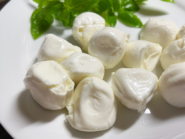 牛乳モッツァレラチーズ ひとくちサイズ イタリア産
