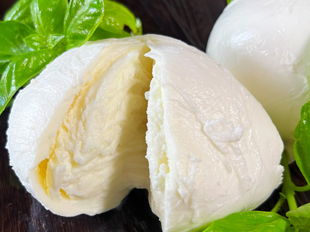 水牛ミルクのモッツァレラチーズブッファラ