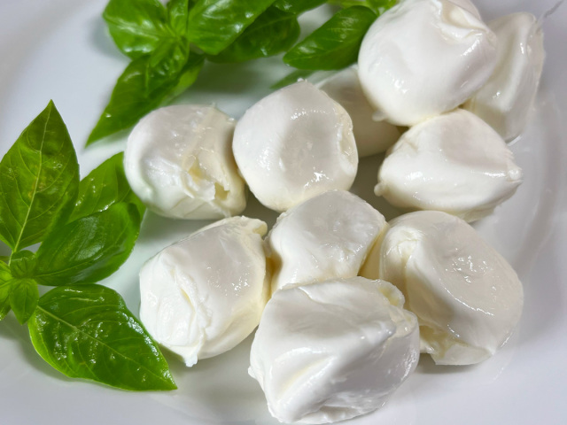 牛乳モッツァレラチーズ ひとくちサイズ イタリア産