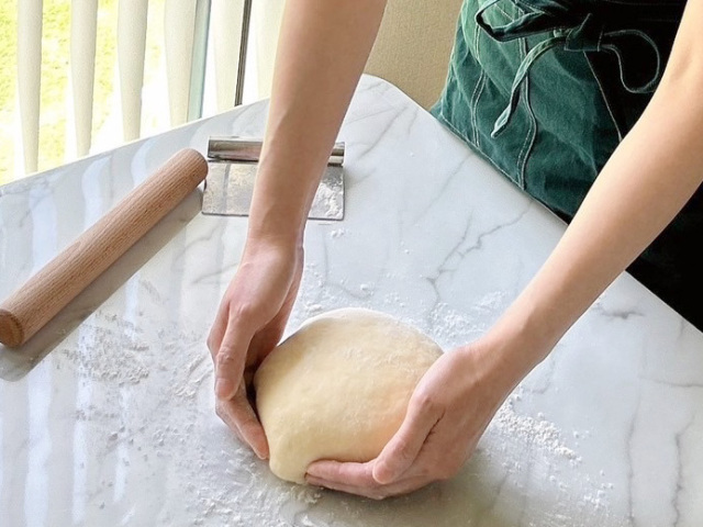 小麦をこねる