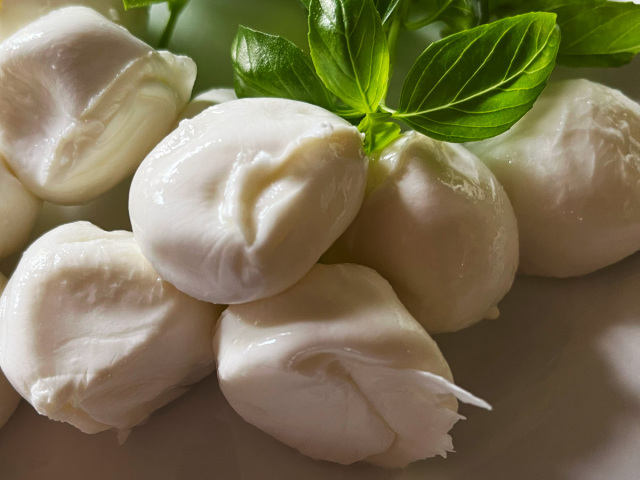 牛乳モッツァレラチーズ ひとくちサイズ イタリア産