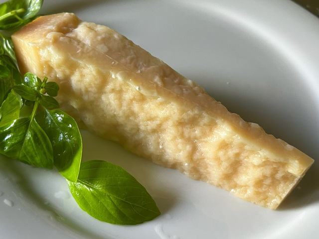 イタリア産 パルミジャーノ レッジャーノ チーズ
