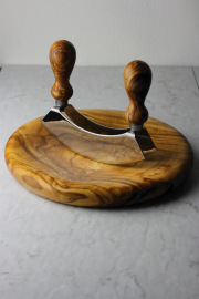 メッツァルーナ & ボード セット アルテレニョ社 イタリア製 (Italian Mezzaluna & Board Set made by Arte Legno Olive Wood) 商品