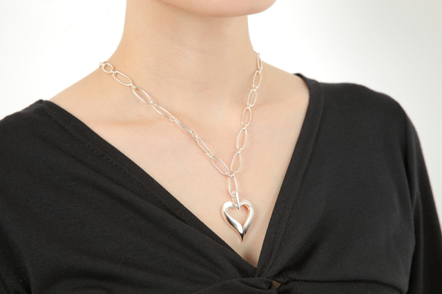 【スウェーデン発】フェイスラインをスッキリ見せる 北欧「リフトアップジュエリー」ネックレス　Shape Heart