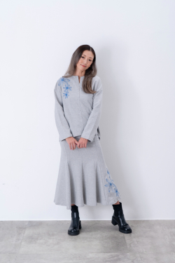 キーネック刺繍裏毛トップスPukana2025AW