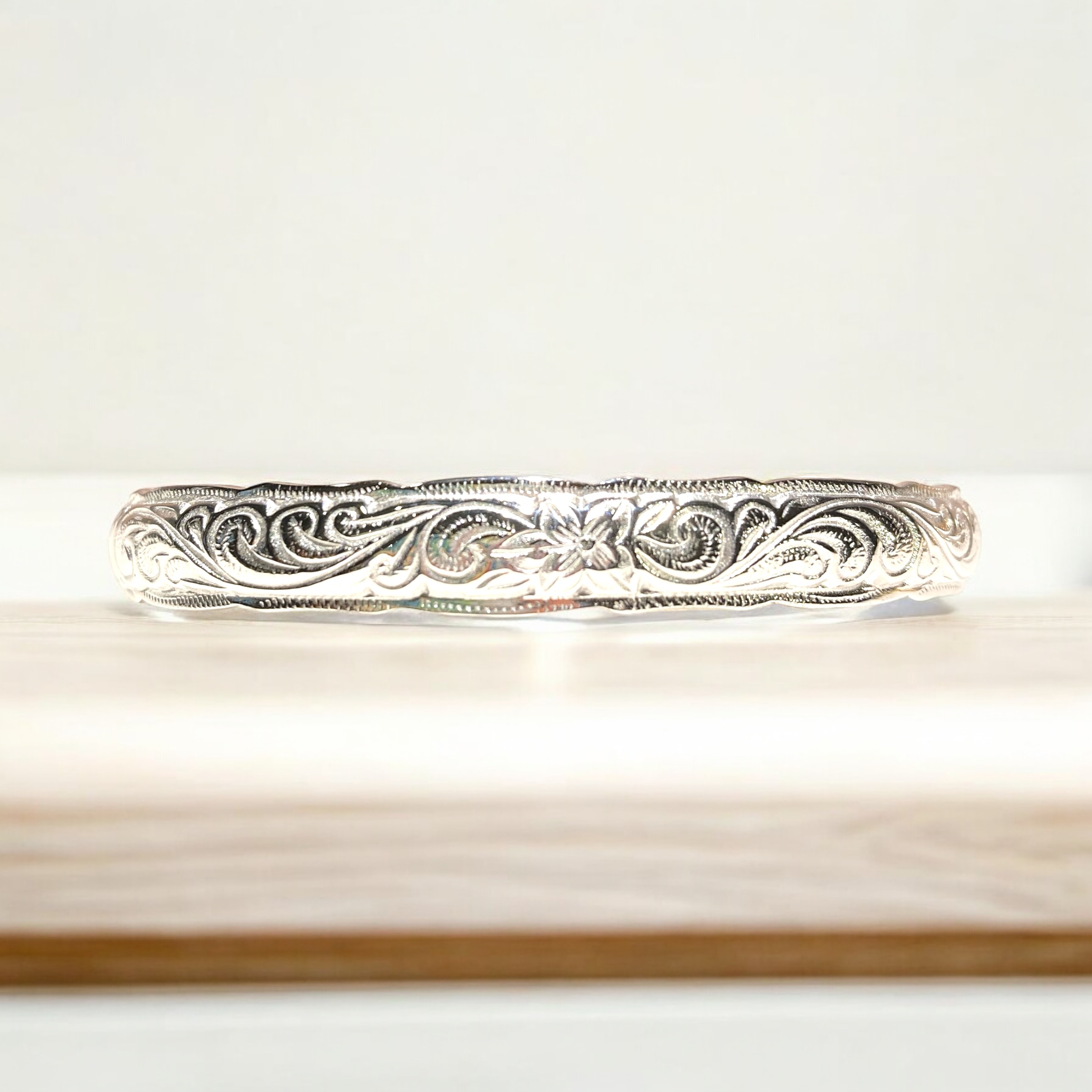 カットアウトスクロールバングル／ SV