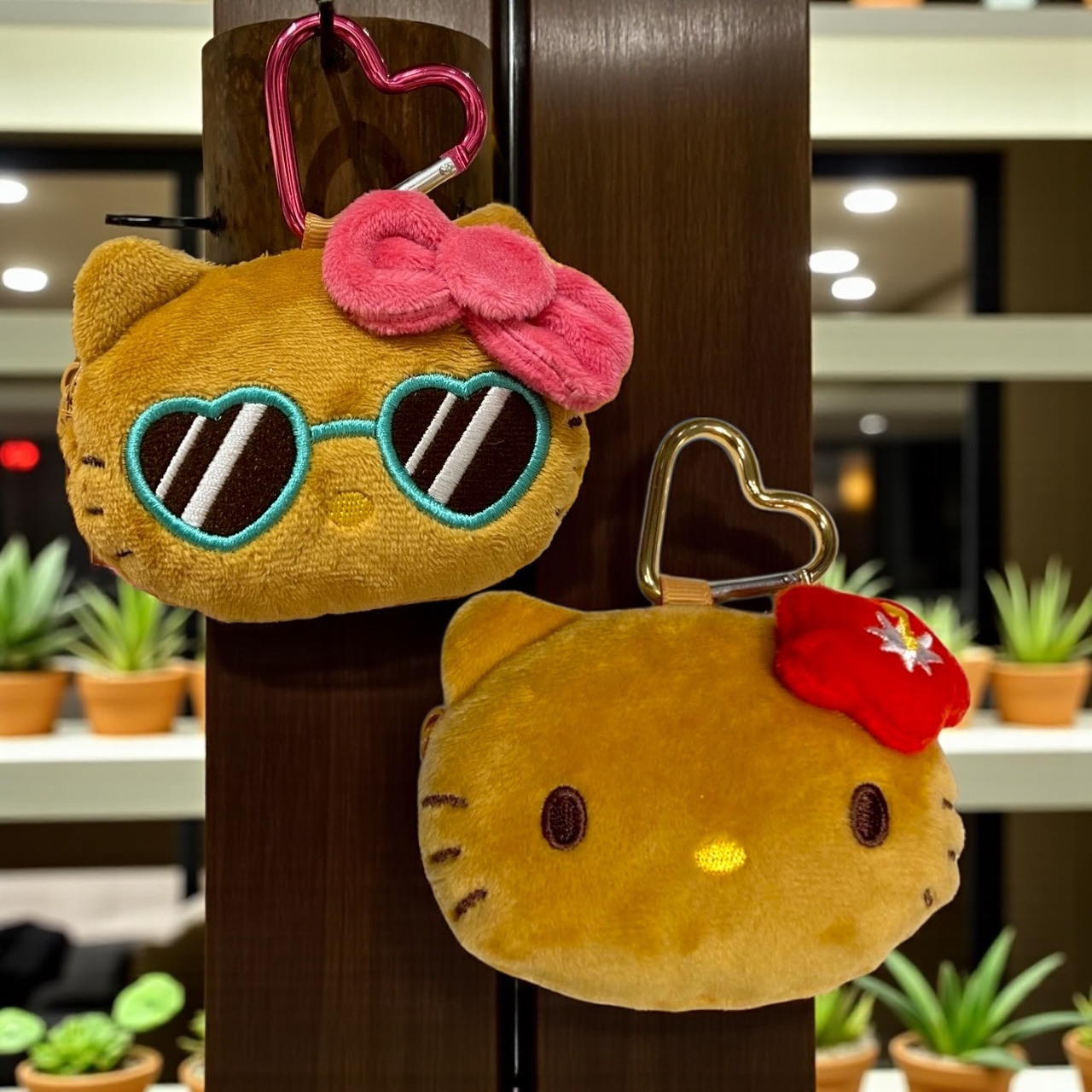 HELLO KITTY日焼け カラビナ付き小銭入れ/ハイビスカス　サングラス