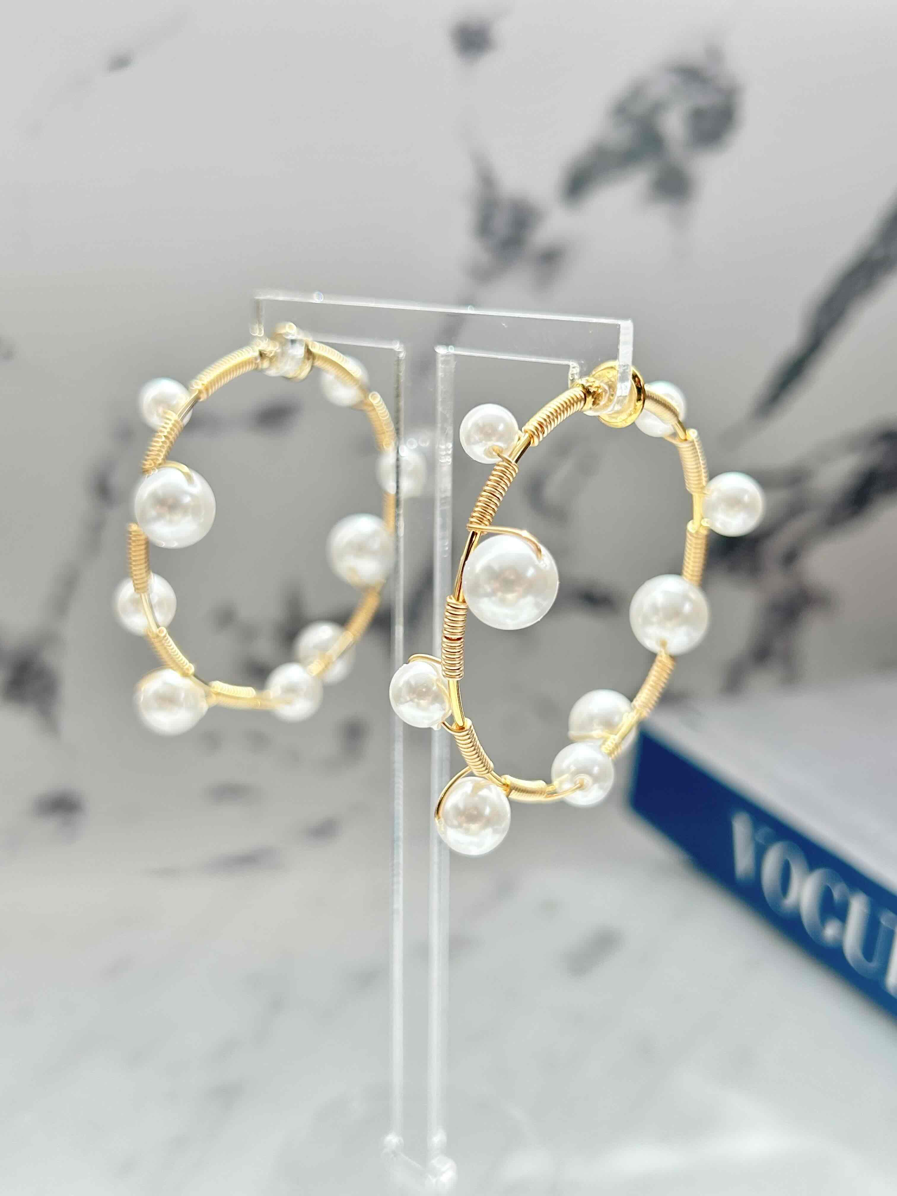 ピアスみたいに見えるイヤリング 華奢ミドルフープのシャボンマルチパールイヤリング