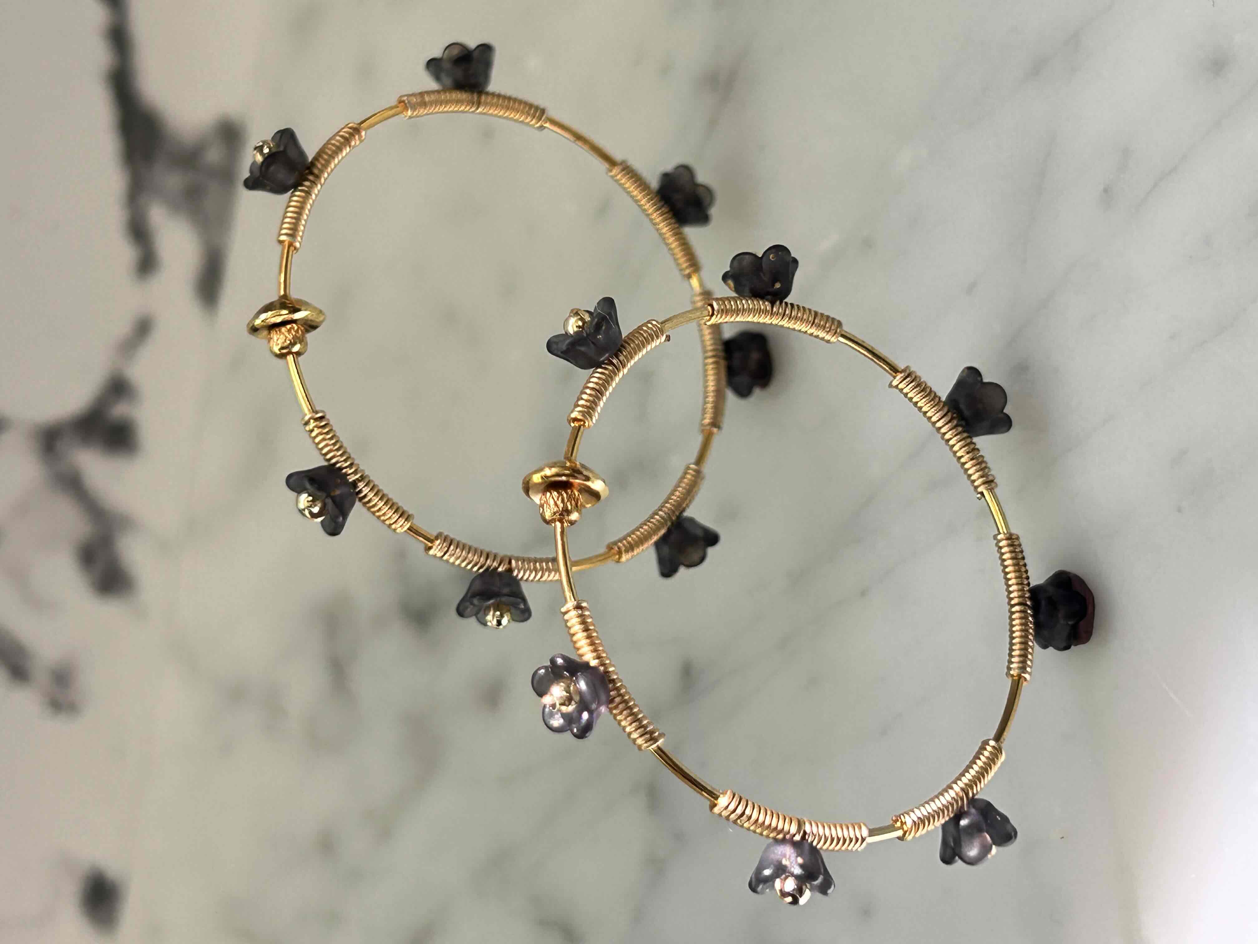 華奢ミドルフープのブラックプチフラワーイヤリング