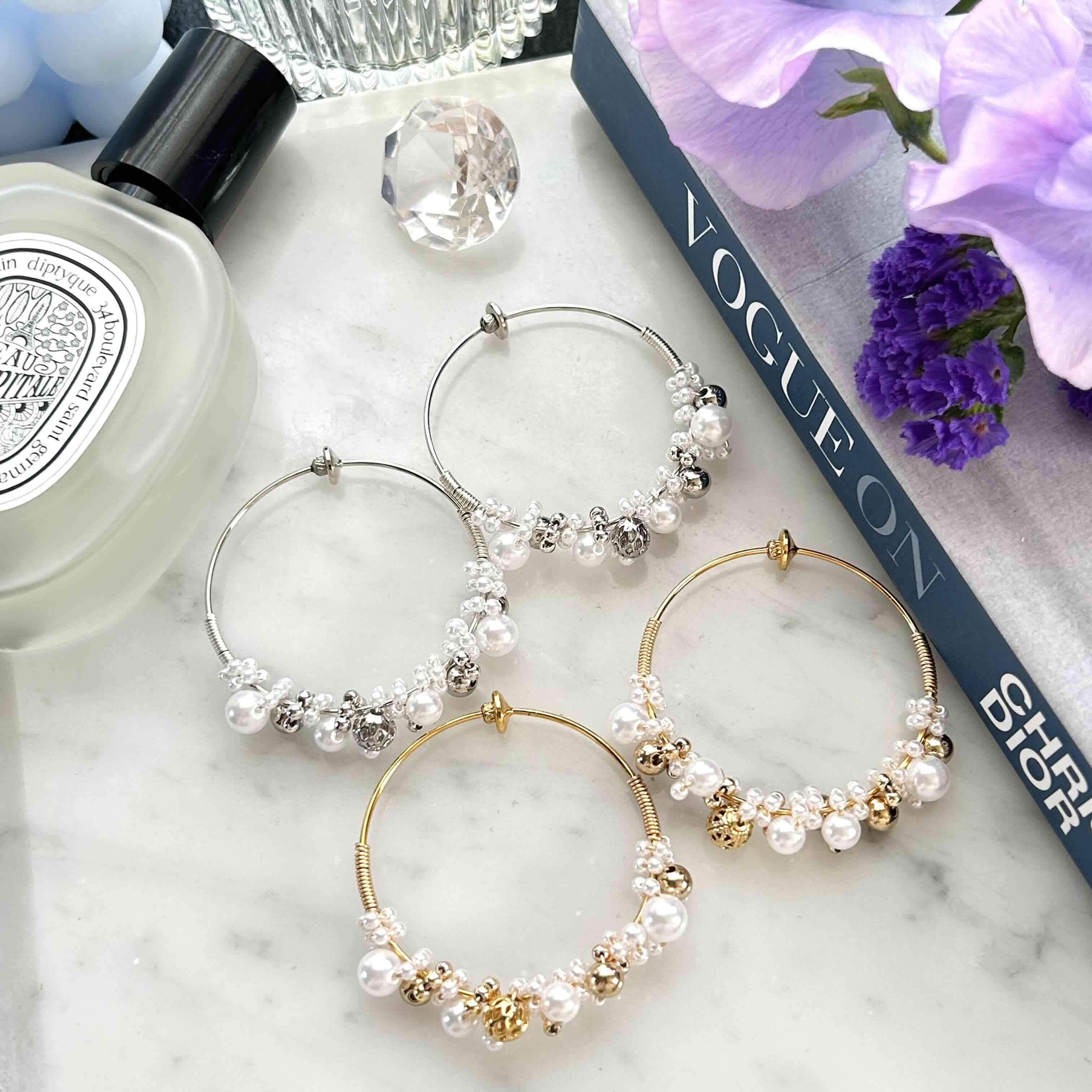 華奢ミドルフープのパールと透かしボールのイヤリング