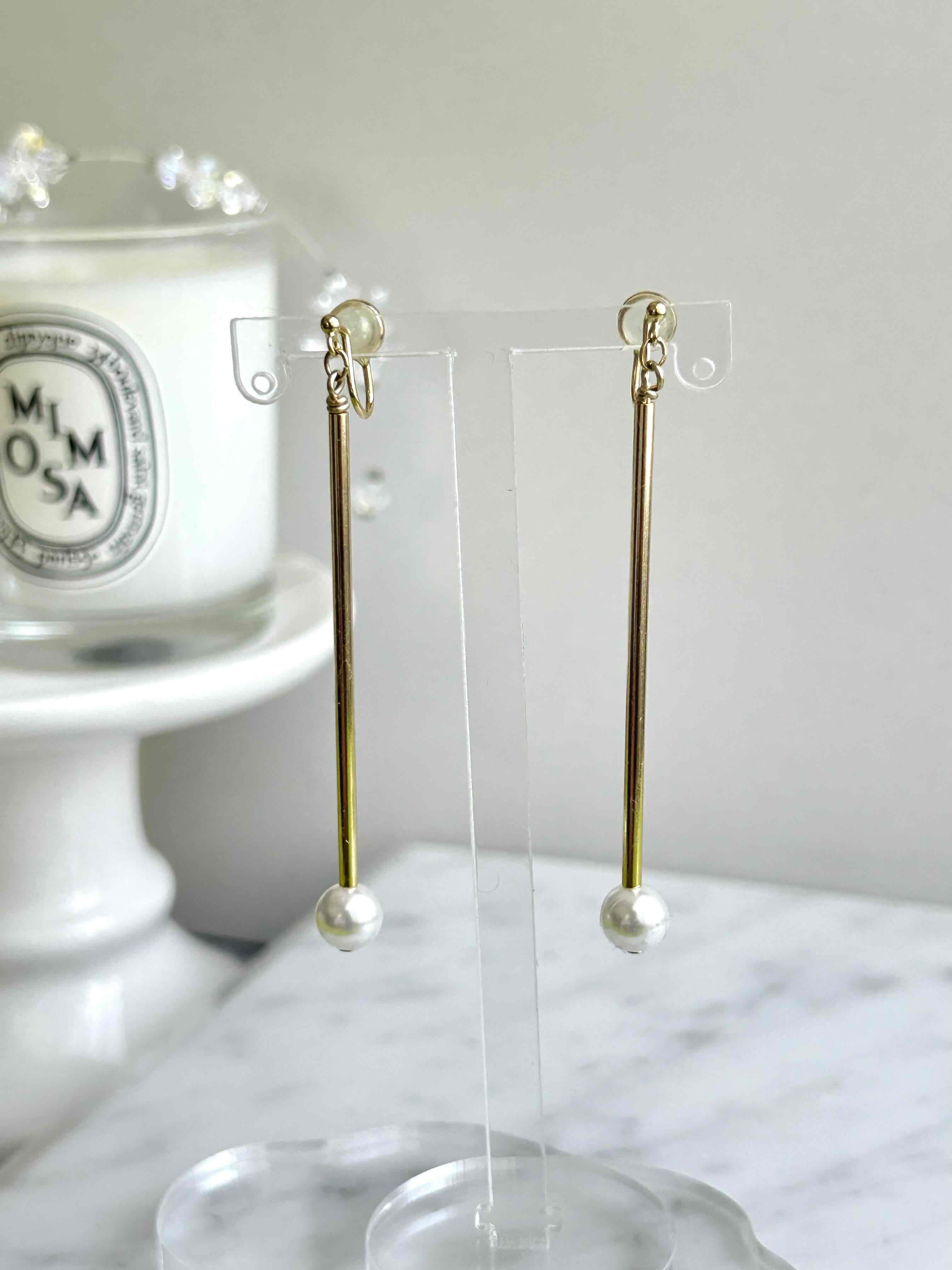 LINE PEARL EARRING