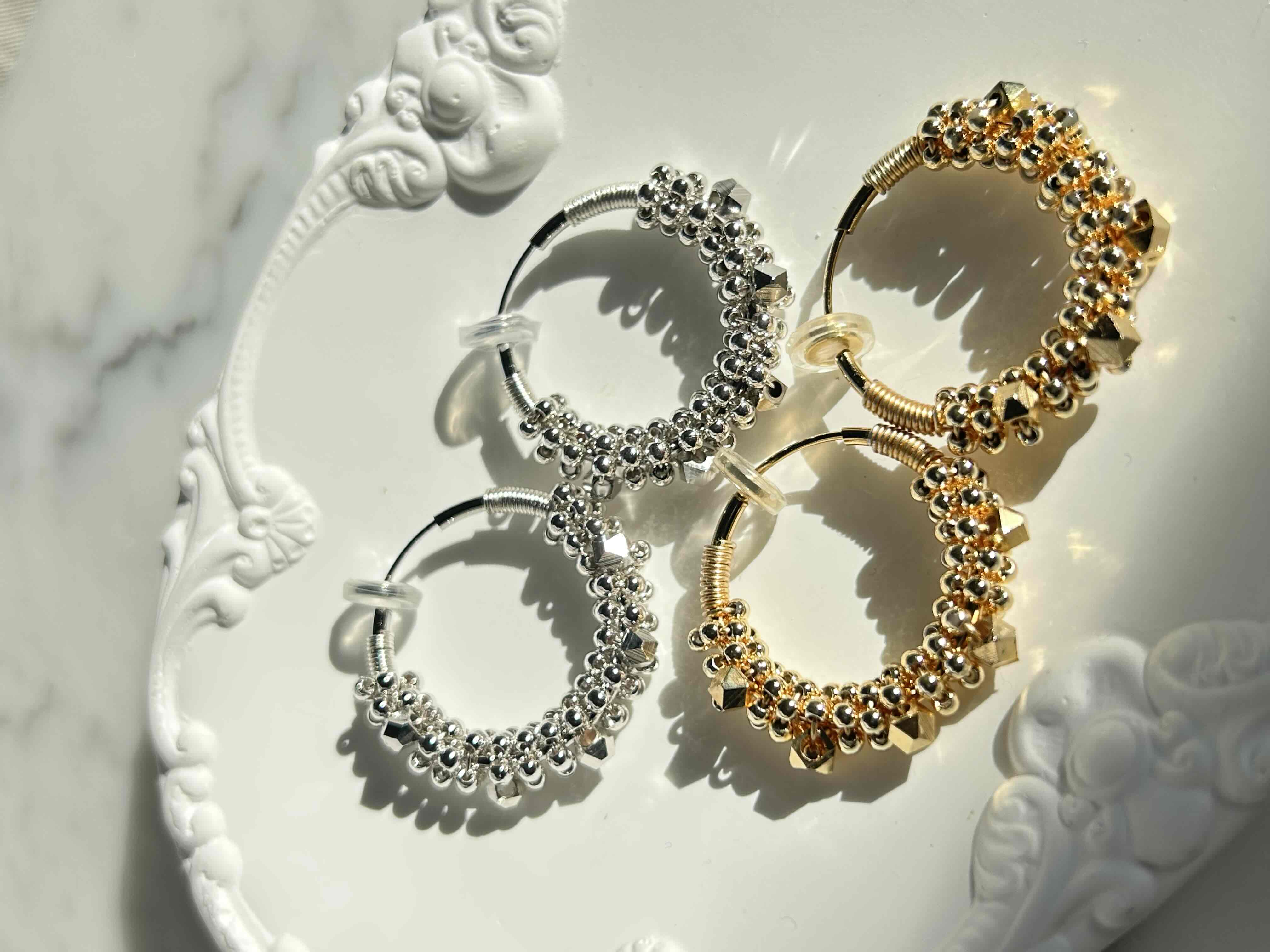 極小メタルボール×ダイスのフープイヤリング