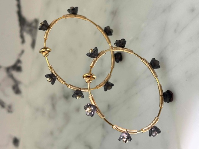 華奢ミドルフープのブラックプチフラワーイヤリング