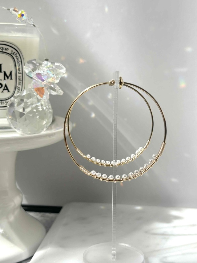 華奢大きめフープと小粒パールのイヤリング