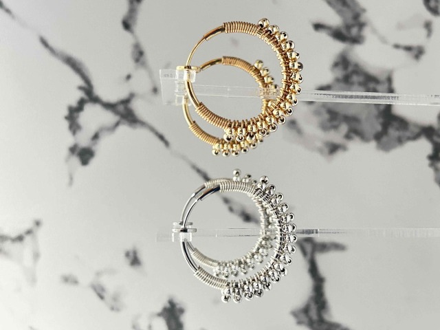 ピアスみたいに見えるイヤリング　極小メタルボールフープイヤリング