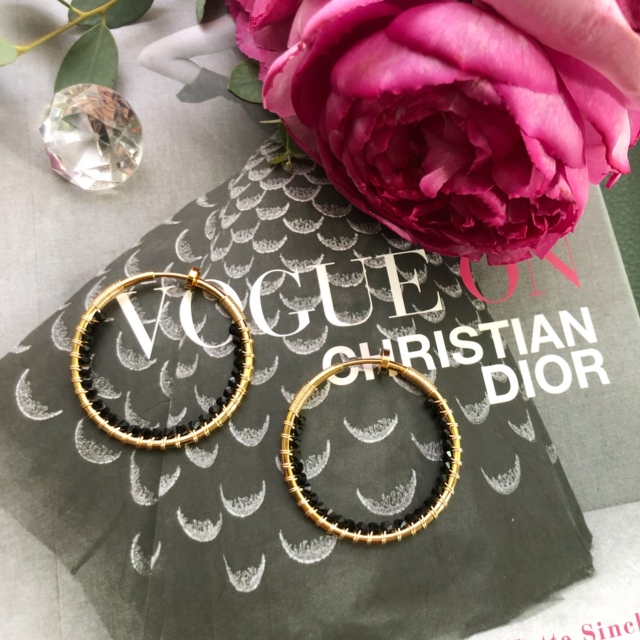 ピアスみたいに見えるイヤリング ミドルフープの極小ブラックストーンイヤリング