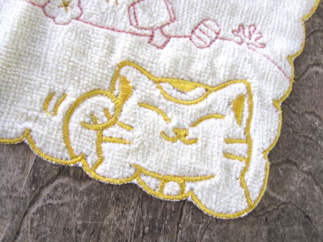 刺繍ハンカチタオル 招き猫