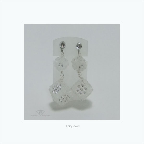 キューブのピアス