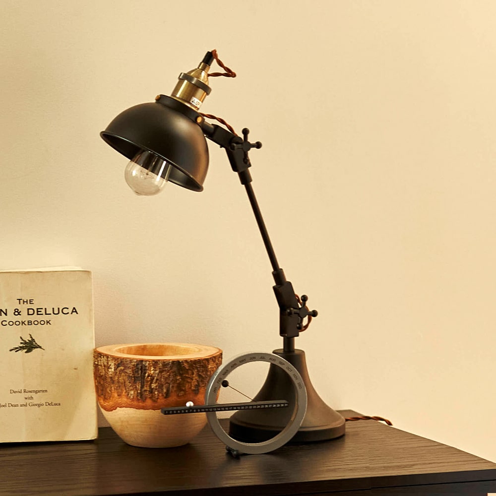おしゃれな黒デスクライト