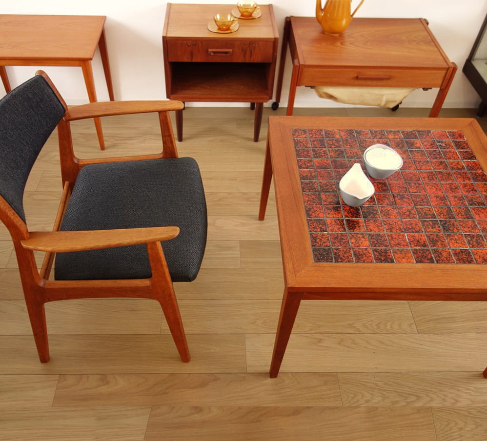 北欧ビンテージ赤タイルのコーヒーテーブル