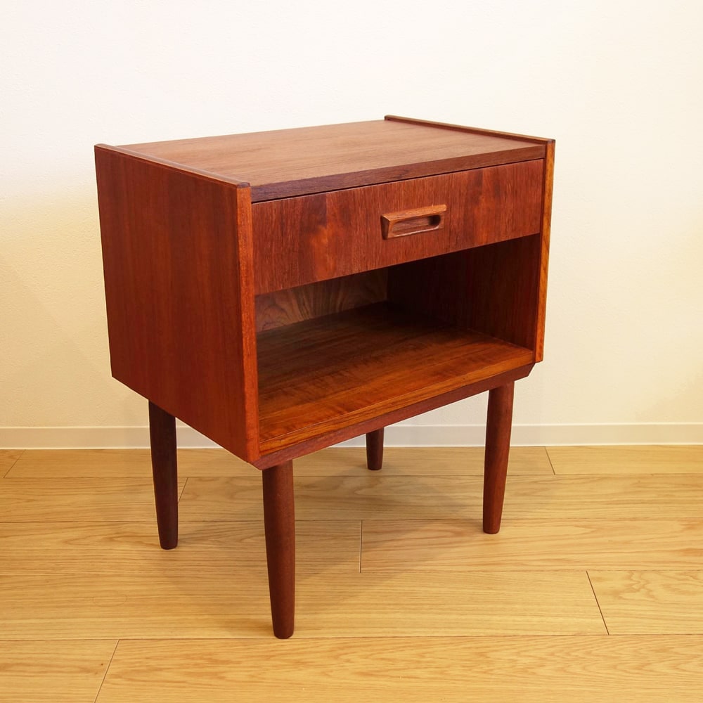 北欧ビンテージ・チークのナイトテーブル