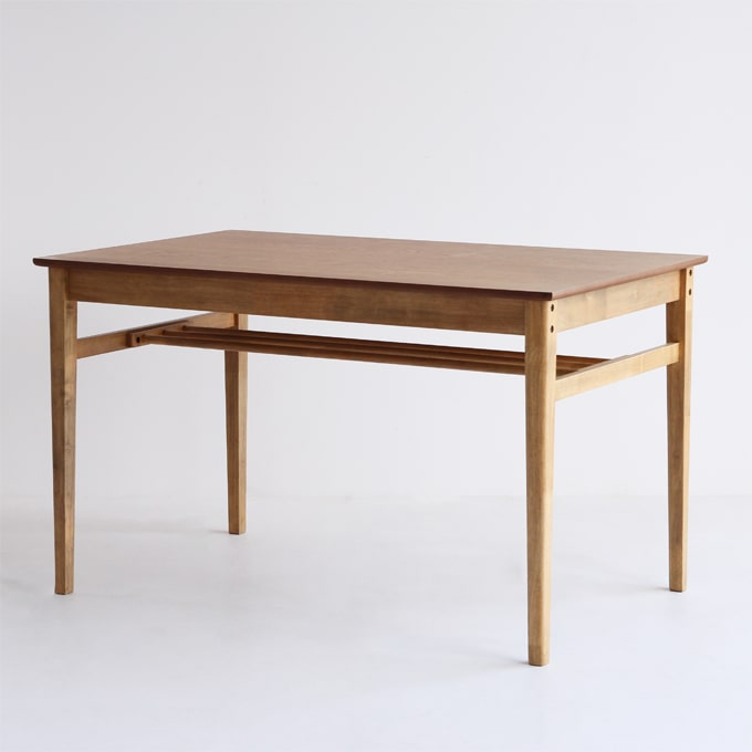 オーク材の小さめダイニングテーブル