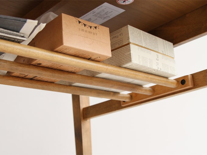 天板の下に棚板があります