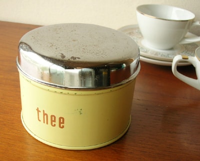 アンティーク缶　thee