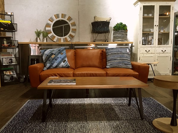 茶色いソフトレザーの3人掛けソファ