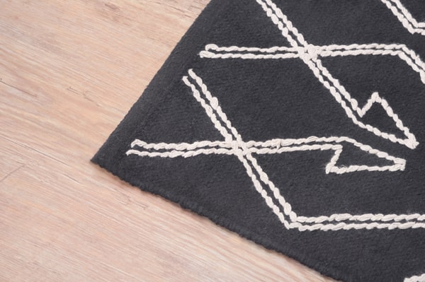 黒地に白の幾何学模様のラグ
