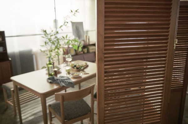 部屋の間仕切り　ブラウン