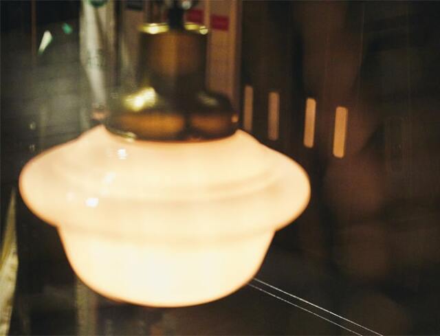 レトロ ペンダントライト 照明 吊り下げ ガラス シェード 白 ヴィンテージ レトロな白ガラスシェードのペンダントライト｜北欧家具アンバーデザイン