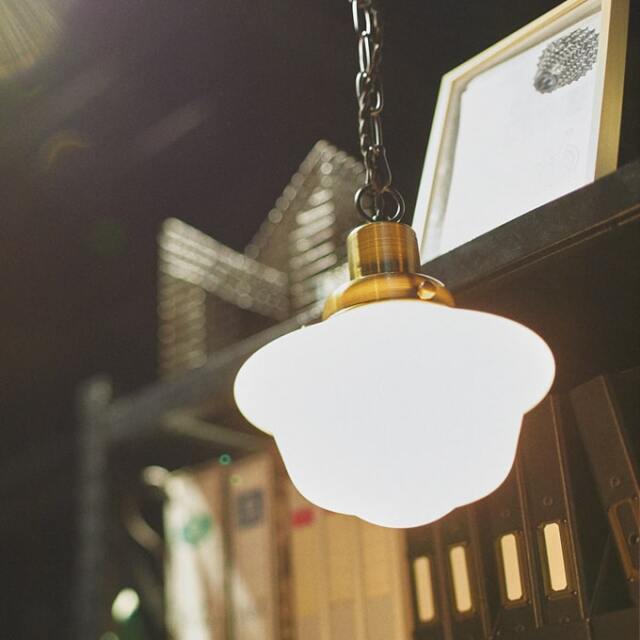 ガラスシェードの吊り下げ照明ホワイト