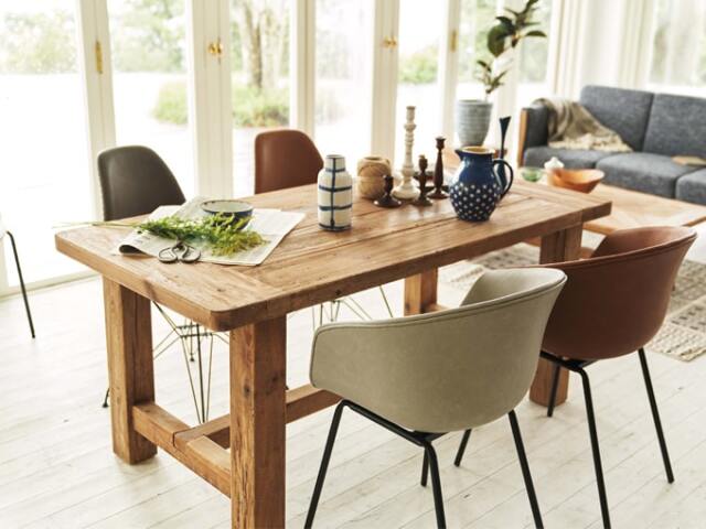 雰囲気ある古材が格好いいダイニングテーブル