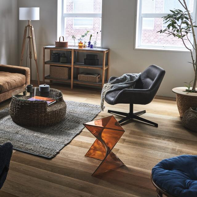 オブジェのようなアンバー色サイドテーブル