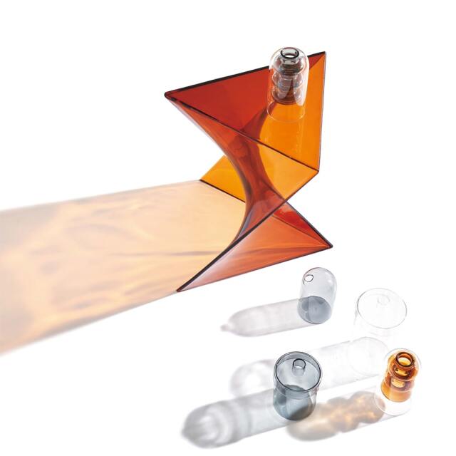 透明なオレンジ色のサイドテーブル