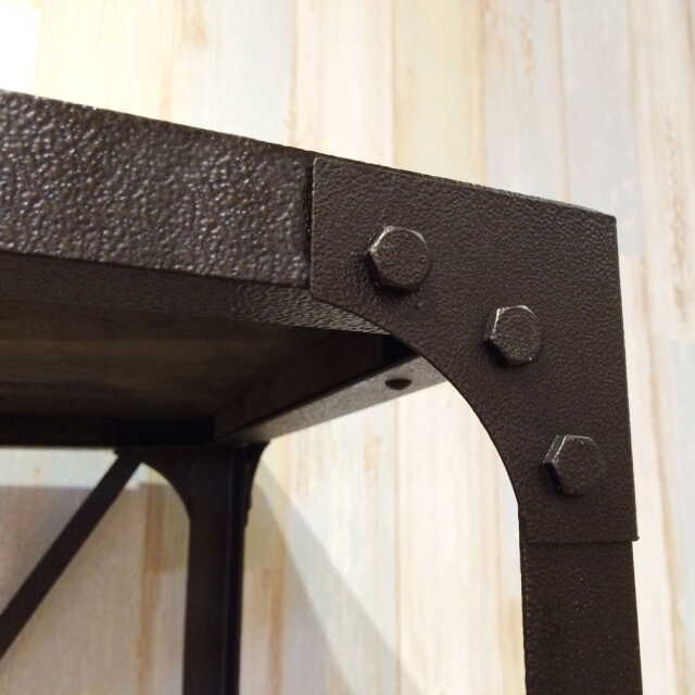 無骨な雰囲気が格好いい黒いシェルフ