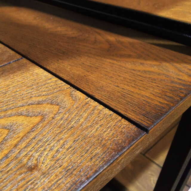 ダークブラウン色の棚板