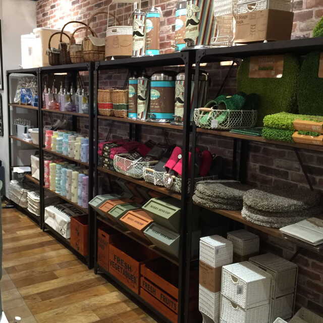 高さ180cmの黒いオープンラック