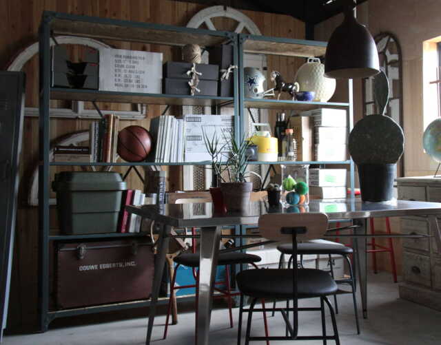 高さ180cmの黒いオープンラック